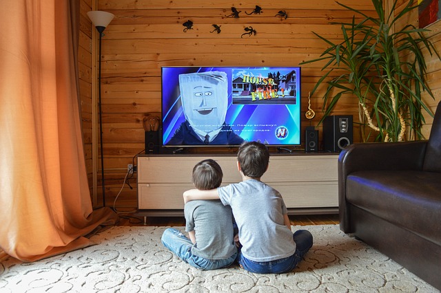 Creëer een knusse sfeer: de moderne TV wand met sfeerhaard